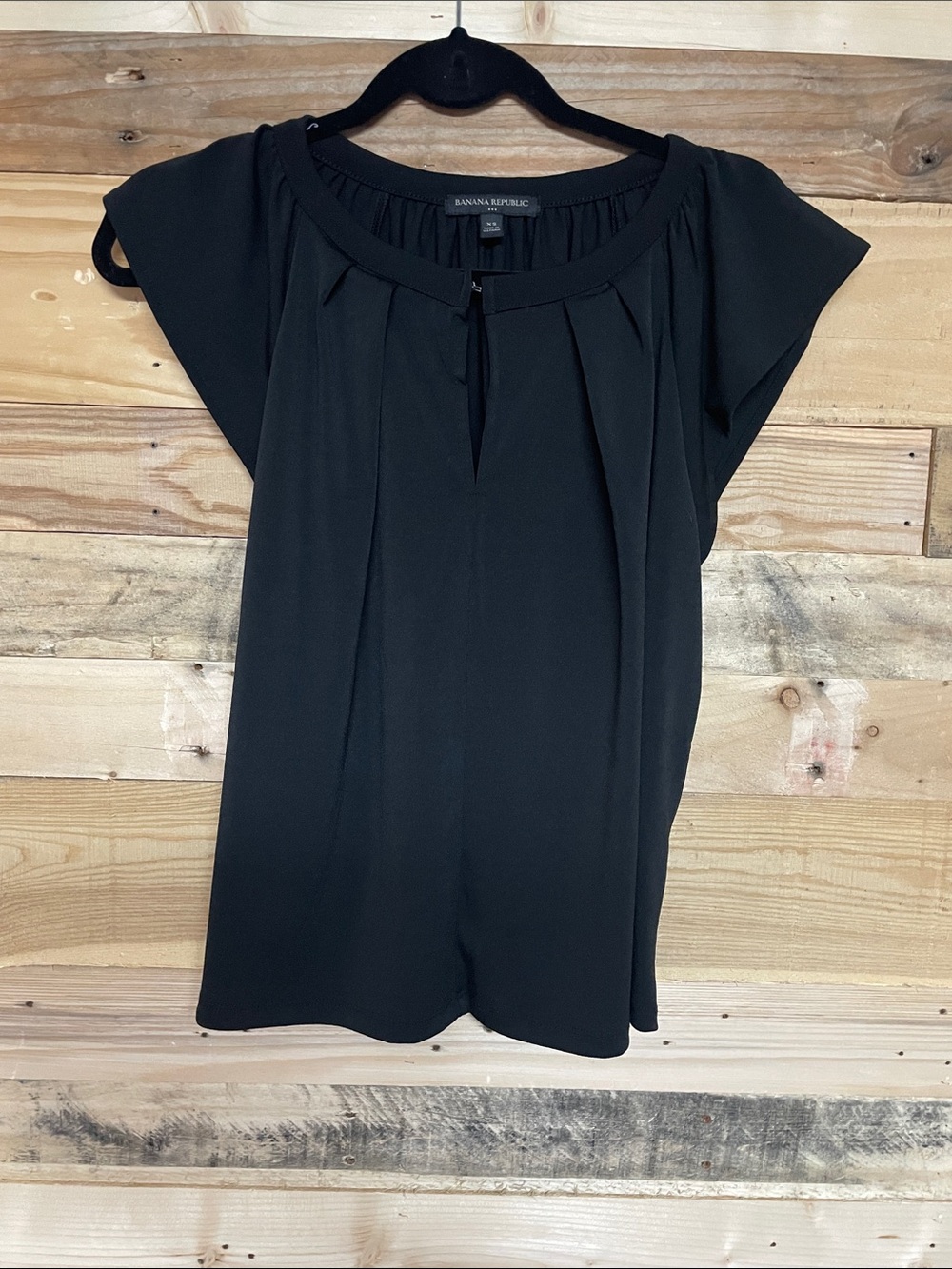 Banana Republic size XS Elegant Black Sleeveless Flutter Lightweight Blouse